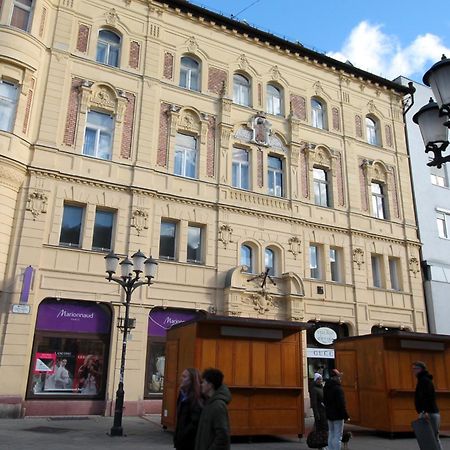 Modern Studio A Belvaros Koezepen Parkoloval- Kata Studioapartman Győr Exterior foto