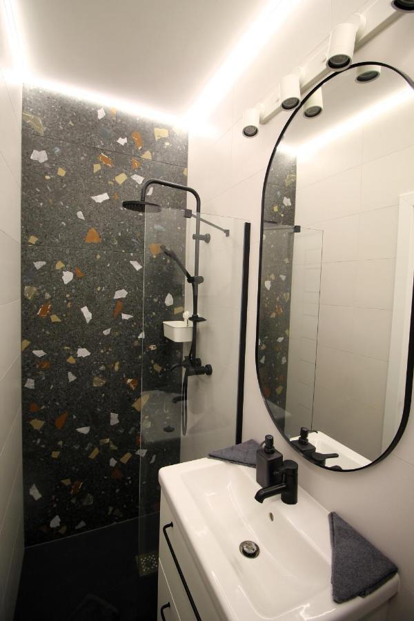 Modern Studio A Belvaros Koezepen Parkoloval- Kata Studioapartman Győr Exterior foto