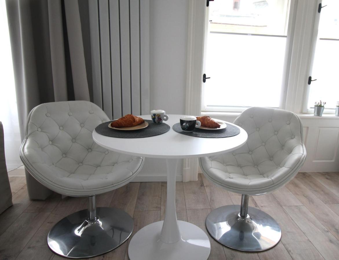 Modern Studio A Belvaros Koezepen Parkoloval- Kata Studioapartman Győr Exterior foto