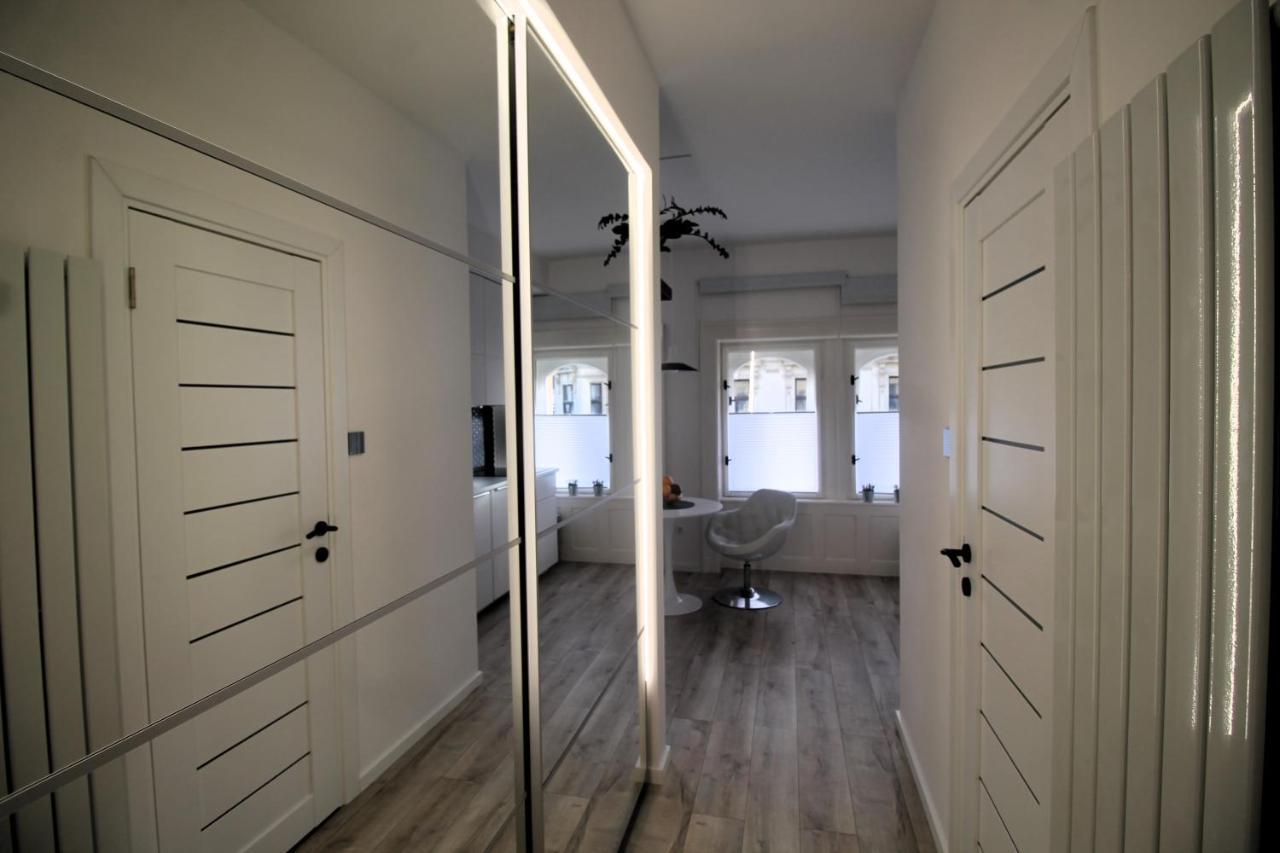 Modern Studio A Belvaros Koezepen Parkoloval- Kata Studioapartman Győr Exterior foto