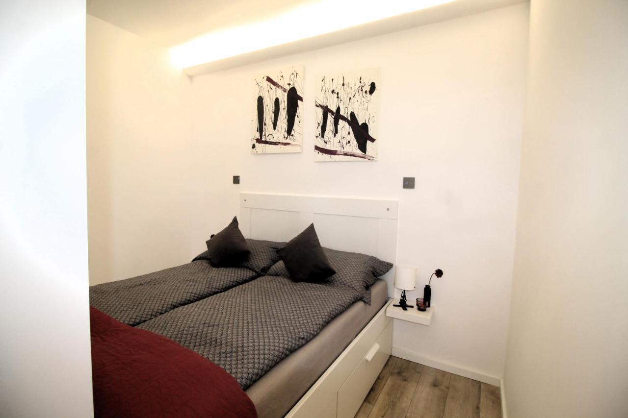 Modern Studio A Belvaros Koezepen Parkoloval- Kata Studioapartman Győr Exterior foto